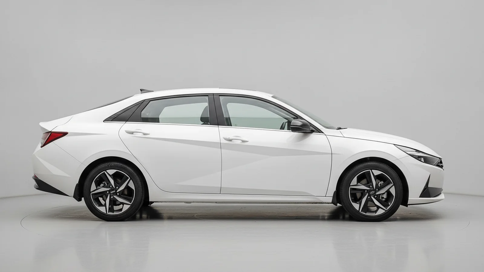 Hyundai Elantra LUX Premium Edition — фото 3